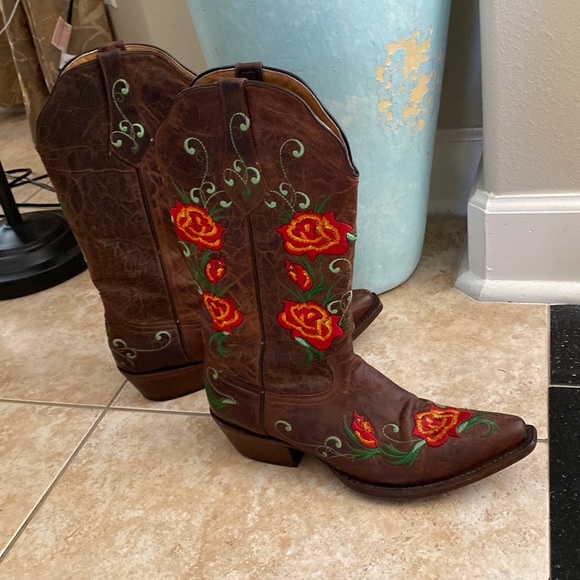 Johnny Ringo Shoes - Excellence in motion wearing a fabulous Johnny Ringo boots🌺🌸🌺